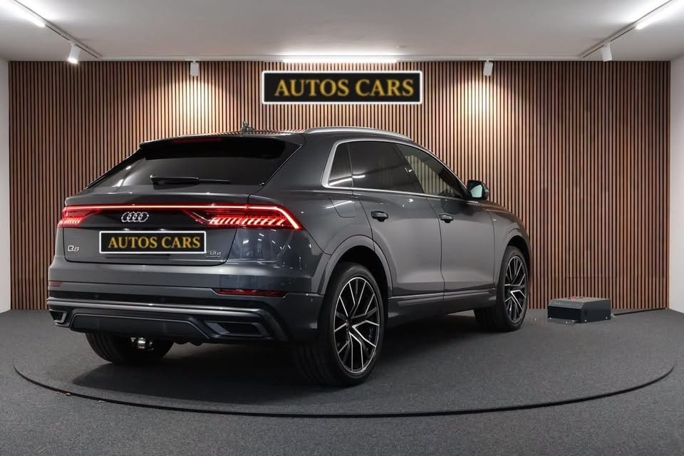 AUDI Q8 55 TFSI e QUATTRO TIPTRONIC 381 CV