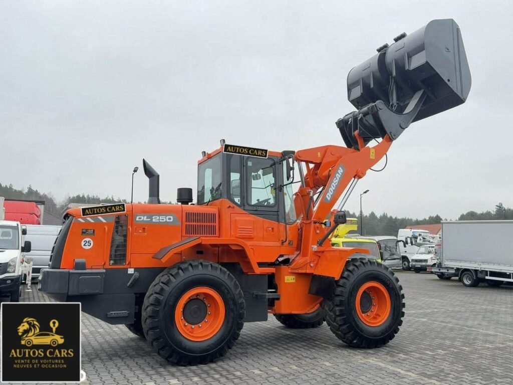 Doosan DL250 Chargeuse sur Pneus 14,5T Godet Inclinable Diesel 172 CV