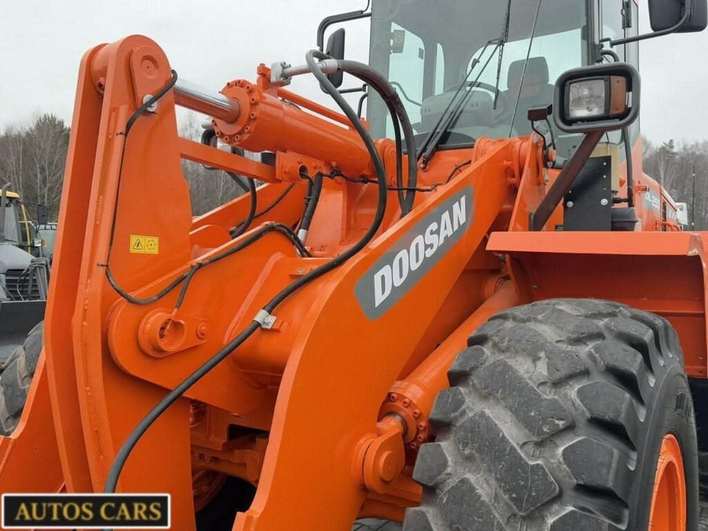 Doosan DL250 Chargeuse sur Pneus 14,5T Godet Inclinable Diesel 172 CV