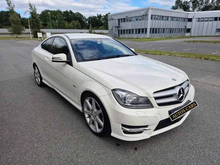 Mercedes-Benz C180 Coupé Essence Boîte Manuelle Blanc Intérieur Cuir Rouge